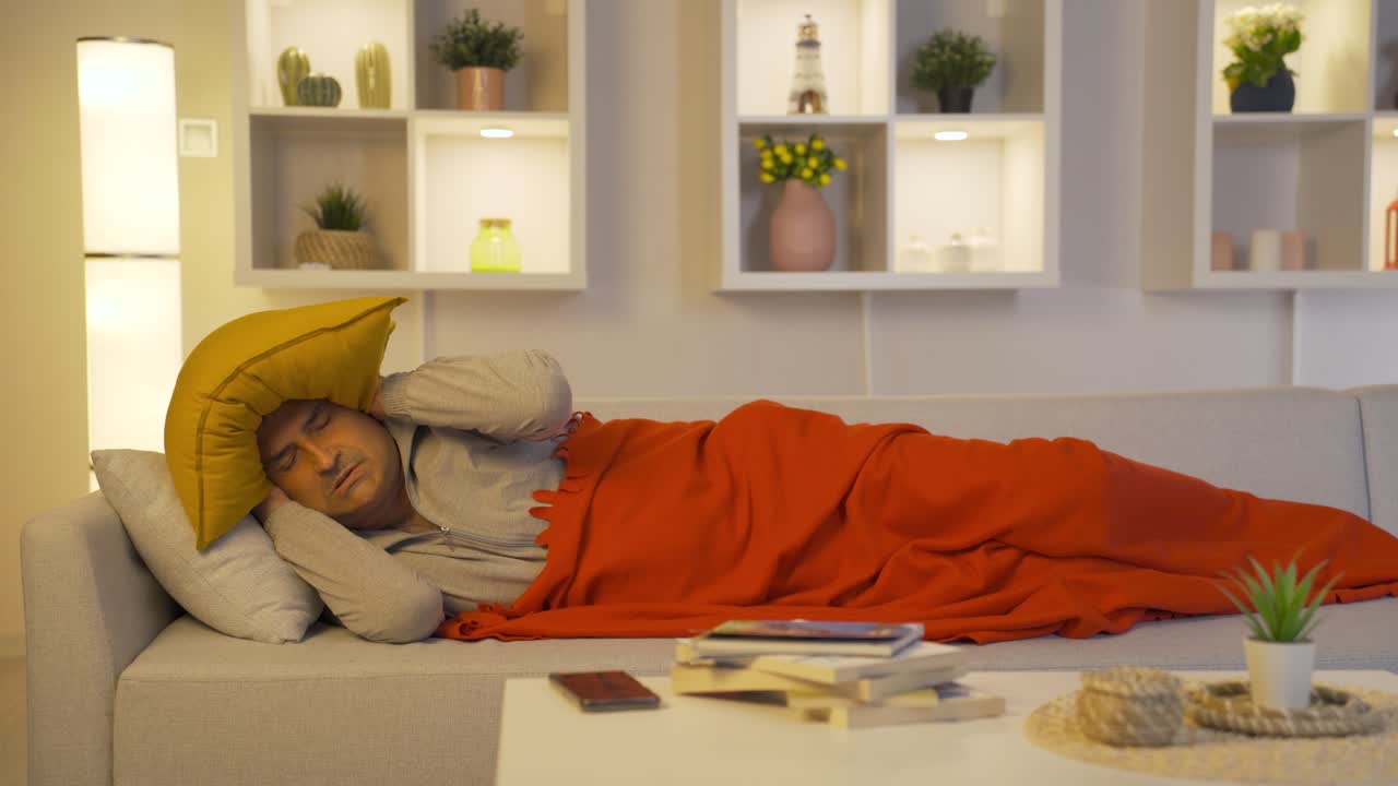 베개에 머리를  ⁇ 고 있는 남자