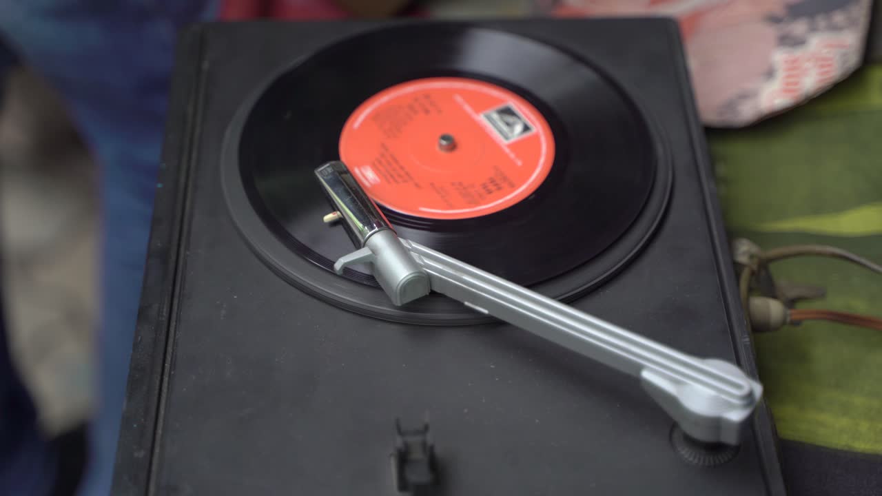 축음기 디스크가 달리고 길을 따라 판매됩니다.