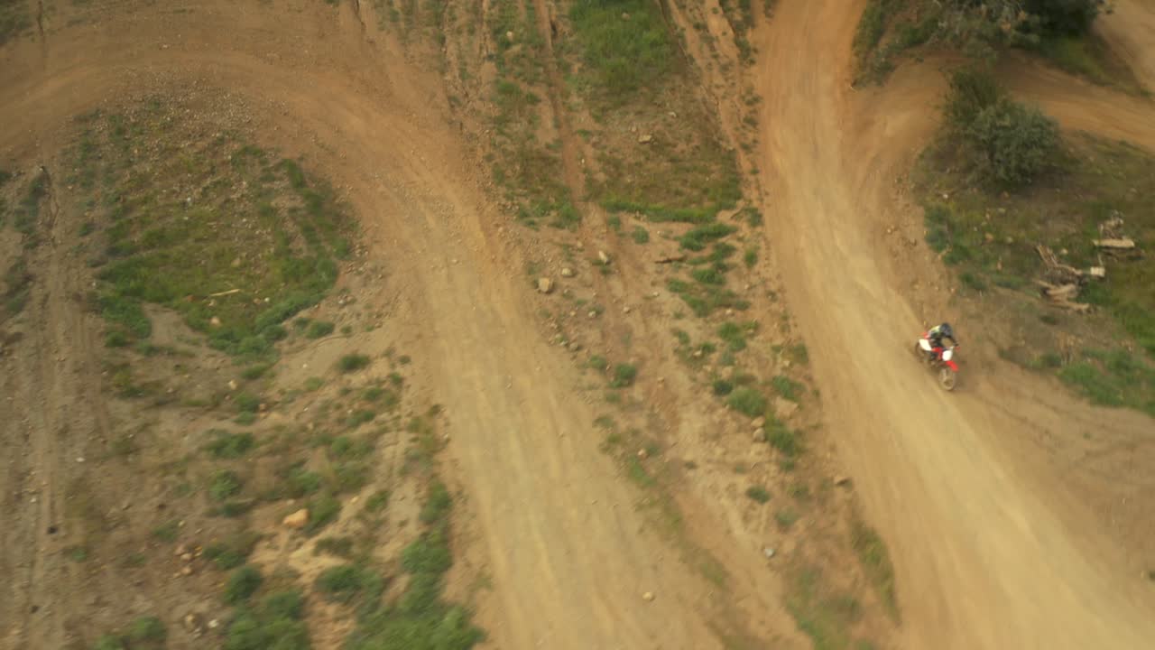 bellas imágenes aéreas de 4k de motos de cross, vehículos todo terreno y quads en las montañas desérticas de california