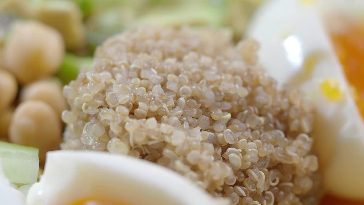 Nærbilde av sunt måltid med quinoa, egg og kikerter