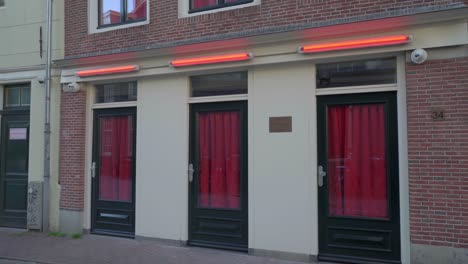 Rote-Vorhänge-An-Den-Türfenstern-Des-Amsterdamer-Rotlichtviertels-Oudekerkplein-De-Wallen