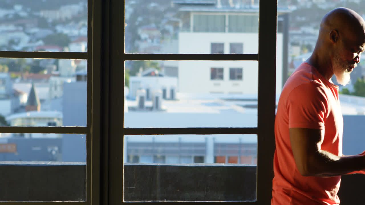 집에서 디지털 태블릿을 사용하는 노인 4k