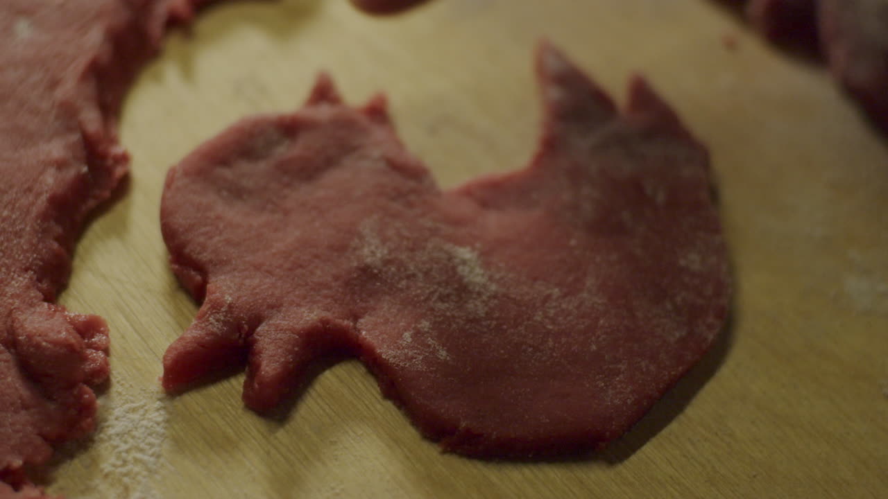 빨간 식용색소 오리 쿠키 반죽을 손가락으로 두드리는 사람, 클로즈업