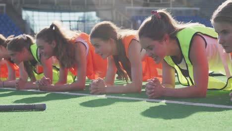 Jugadoras-De-Hockey-Calentando-En-El-Campo