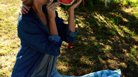 Mutter-Und-Tochter-Essen-Wassermelone-Im-Park-4k