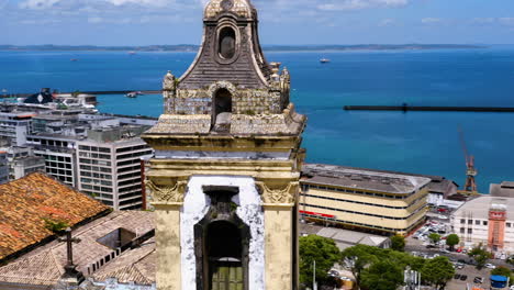 Vista-Aérea-De-La-Cima-De-Una-Iglesia-Cerca-De-Pelourinho,-Salvador,-Bahía,-Brasil