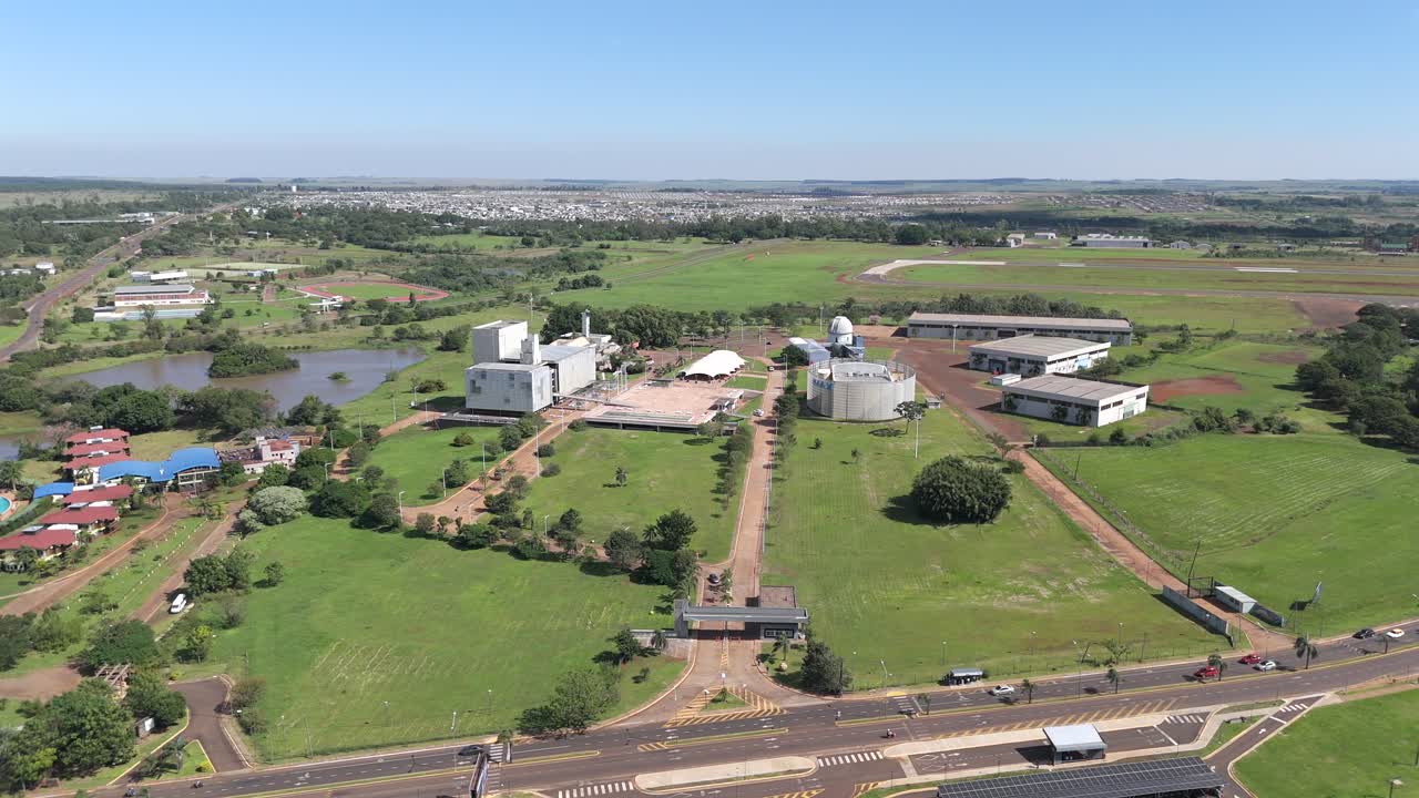 Aerial view of the Centro del Conocimiento in Posadas, Misiones, Argentina, showcasing its modern architecture and surrounding green spaces.