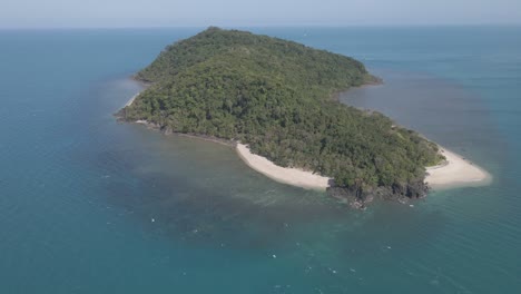 Vista-Aérea-De-La-Aislada-Isla-Pargo-Y-El-Mar-De-Coral-En-Qld,-Australia