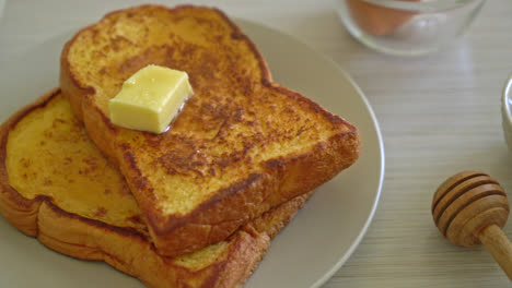 francés tostado con mantequilla y miel para el desayuno