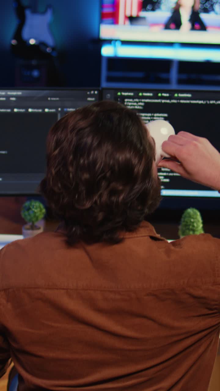 Hombre trabajando con código informático hasta tarde por la noche en la oficina