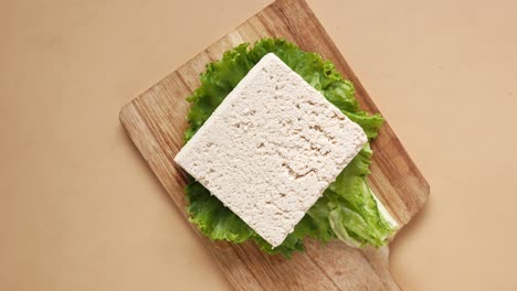 vista superior de una rebanada de tofu en una tabla de cortar