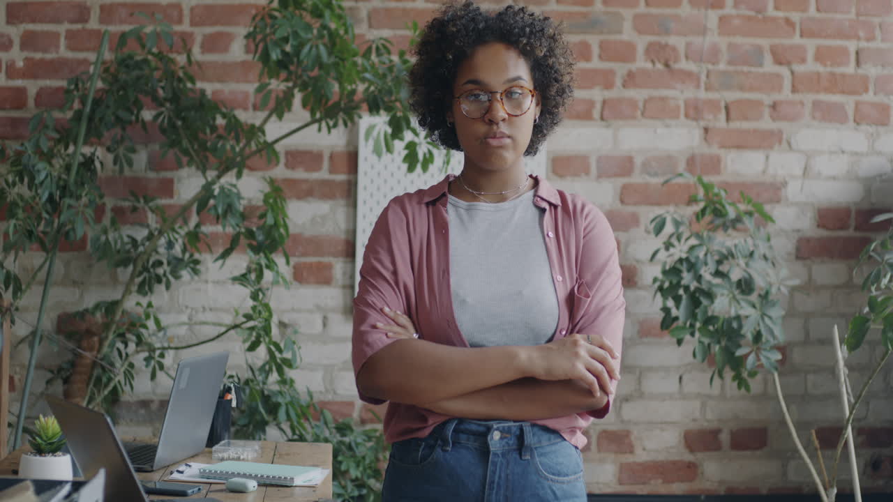 mujer segura en la oficina moderna