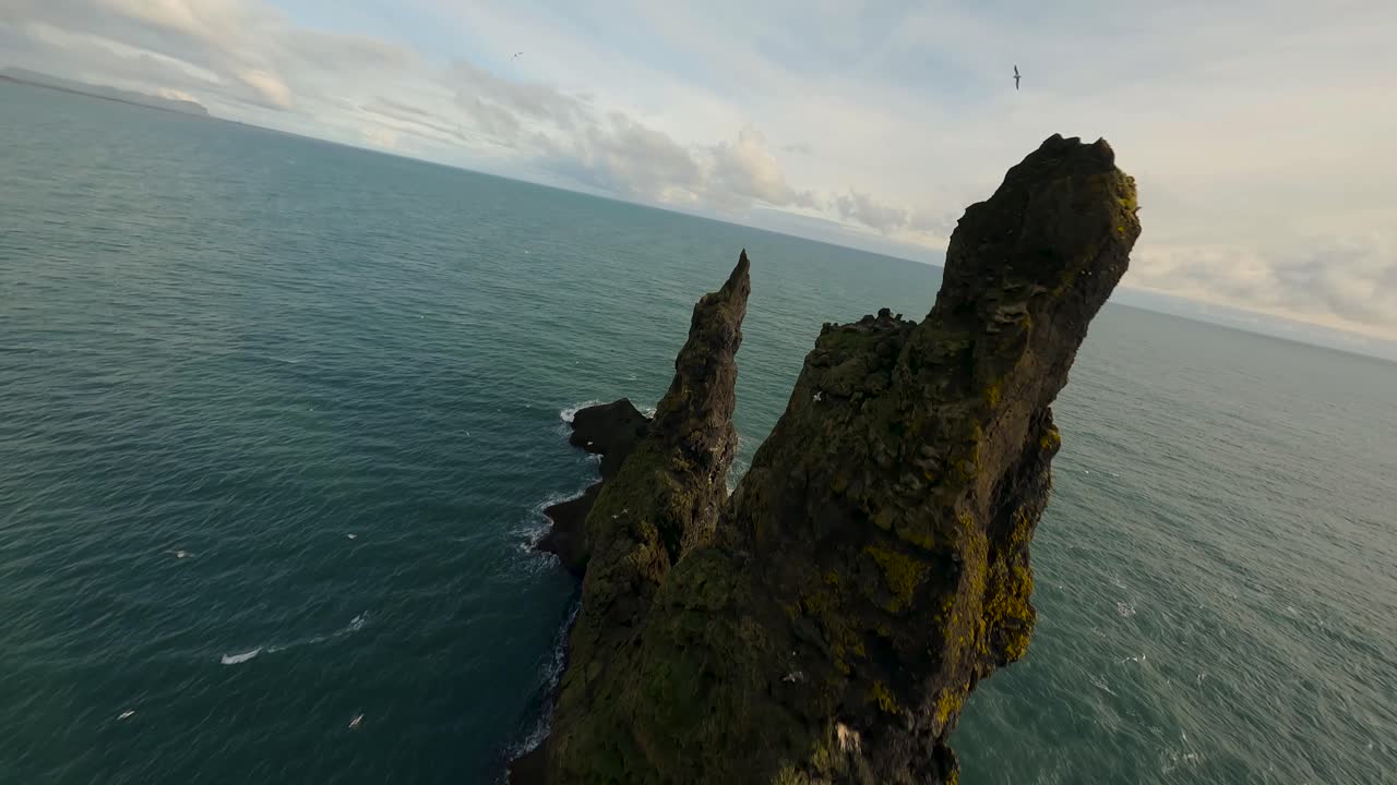 imágenes aéreas sobre las rocas de reynisdrangar en islandia capturadas por un dron fpv