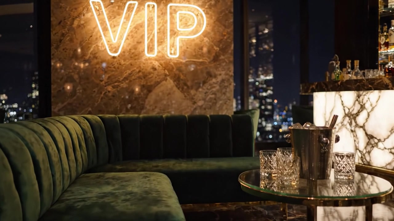 Elegant VIP-loungeoplevelse med luksuriøse siddepladser og stilfulde bardetaljer, der forbedrer atmosfæren på en moderne nattelivsdestination.