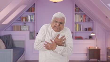 un anciano indio enfermo tiene un ataque al corazón.