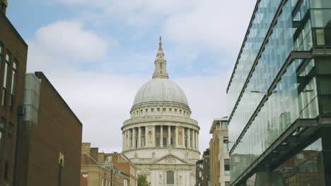 St.-Paul&#39;s-Cathedral,-Wahrzeichen-Von-London-Am-Tag,-Nahaufnahme,-Während-Wolken-Im-Zeitraffer-Vorüberziehen