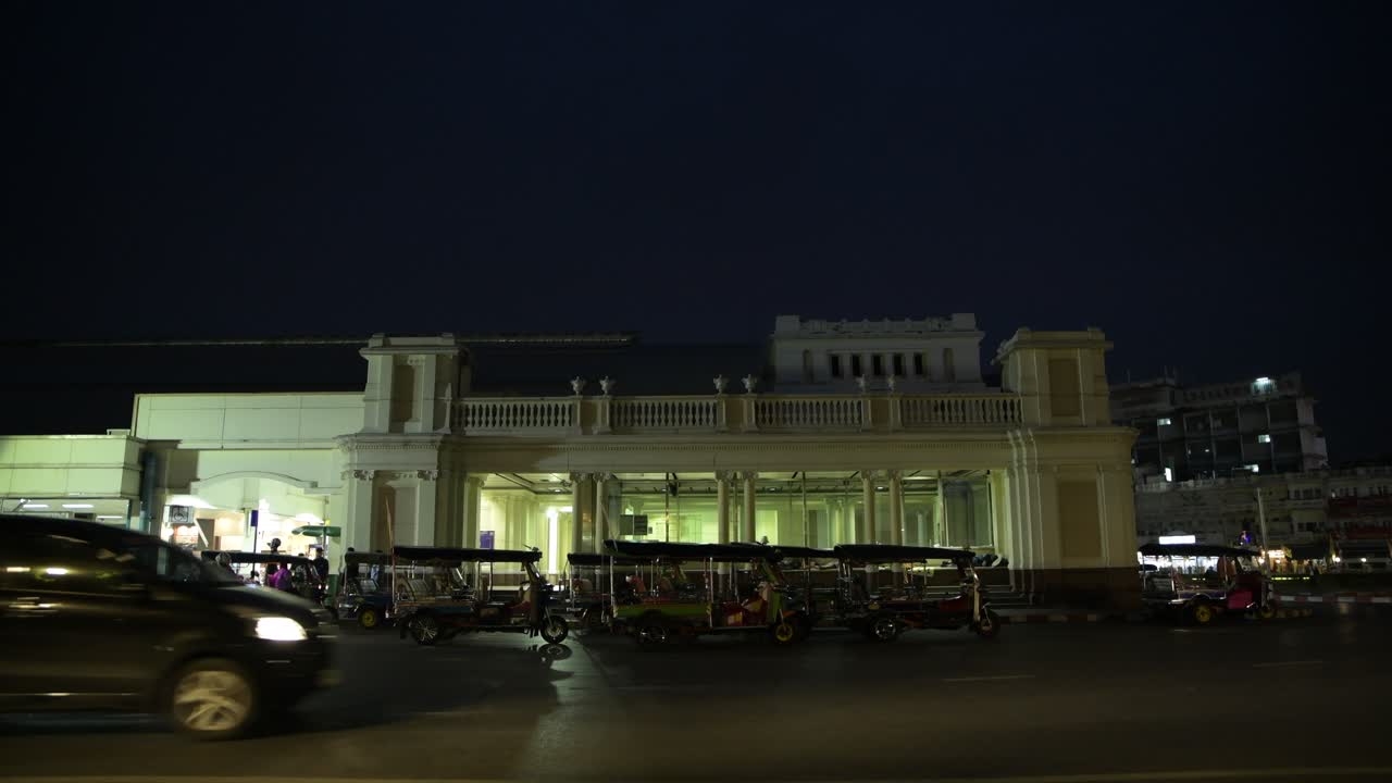 툭툭이 태국 방콕 후알람퐁 기차역에서 승객을 태웁니다.