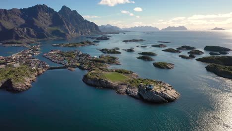 henningsvaer lofoten es un archipiélago en el condado de nordland, noruega.