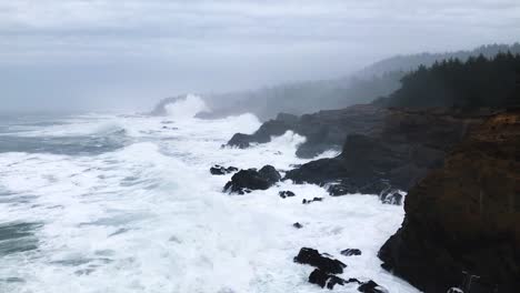 Las-Olas-Blancas-Rompen-Contra-Los-Acantilados-En-La-Costa-De-Oregon,-Cerca-De-Charleston.