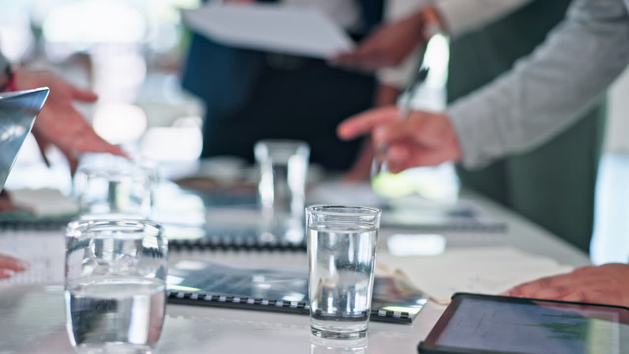 文書を持ったビジネスマンたちの手