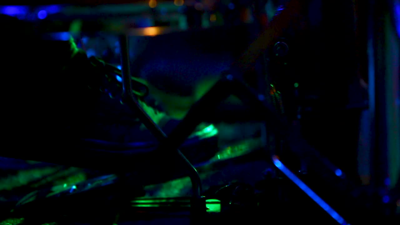 i batteristi suonano il pedale della batteria_primo piano