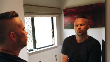 hombre hablando a la cámara y rompiendo la cuarta pared asintiendo con la cabeza sí en respuesta a las preguntas que se hacen
