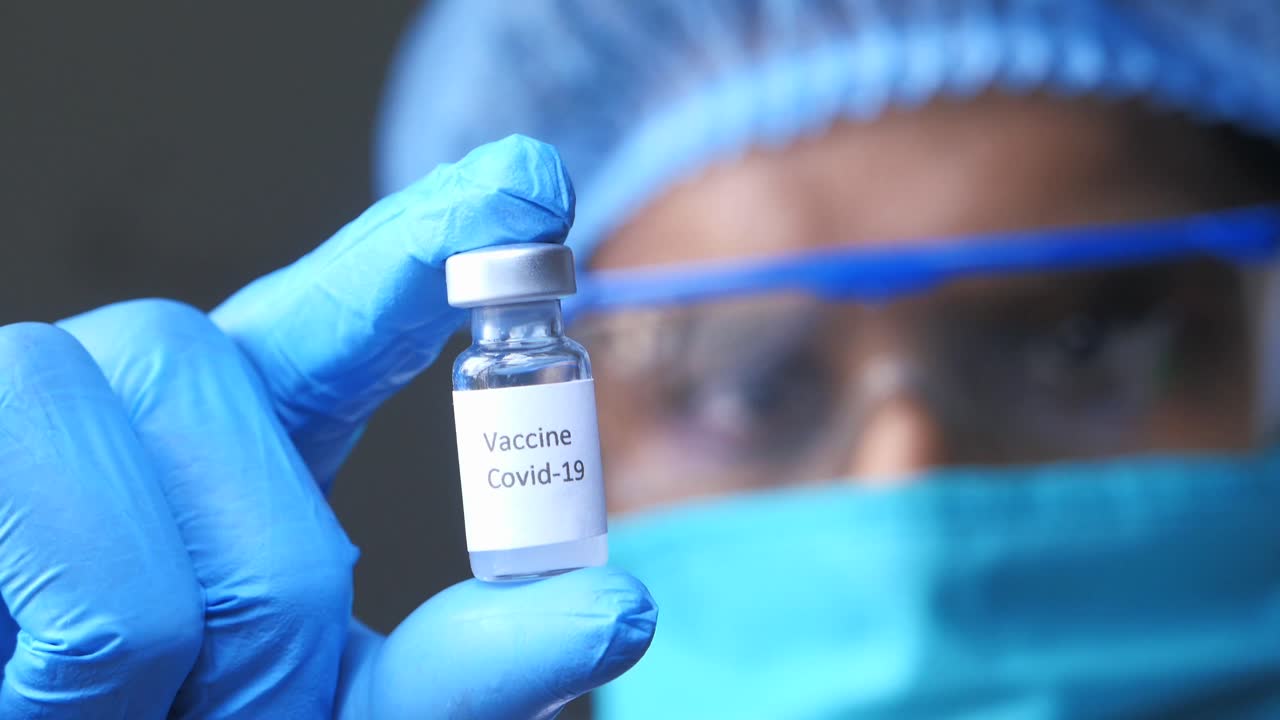 vacuna contra la covid-19 en la mano