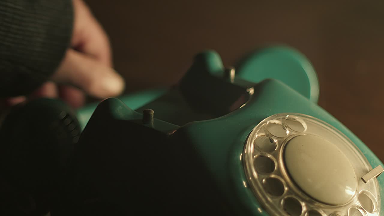 Hånden lægger telefonrøret til side, så ingen kan besvare.