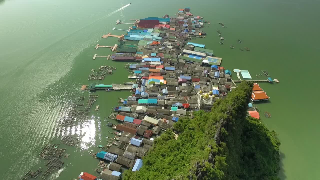 con vistas al hermoso pueblo pesquero flotante de koh phanyee rodeado de acantilados de piedra caliza en la bahía de phang nga