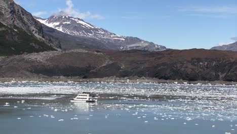 pequeño bote navegando cerca del glaciar en alaska