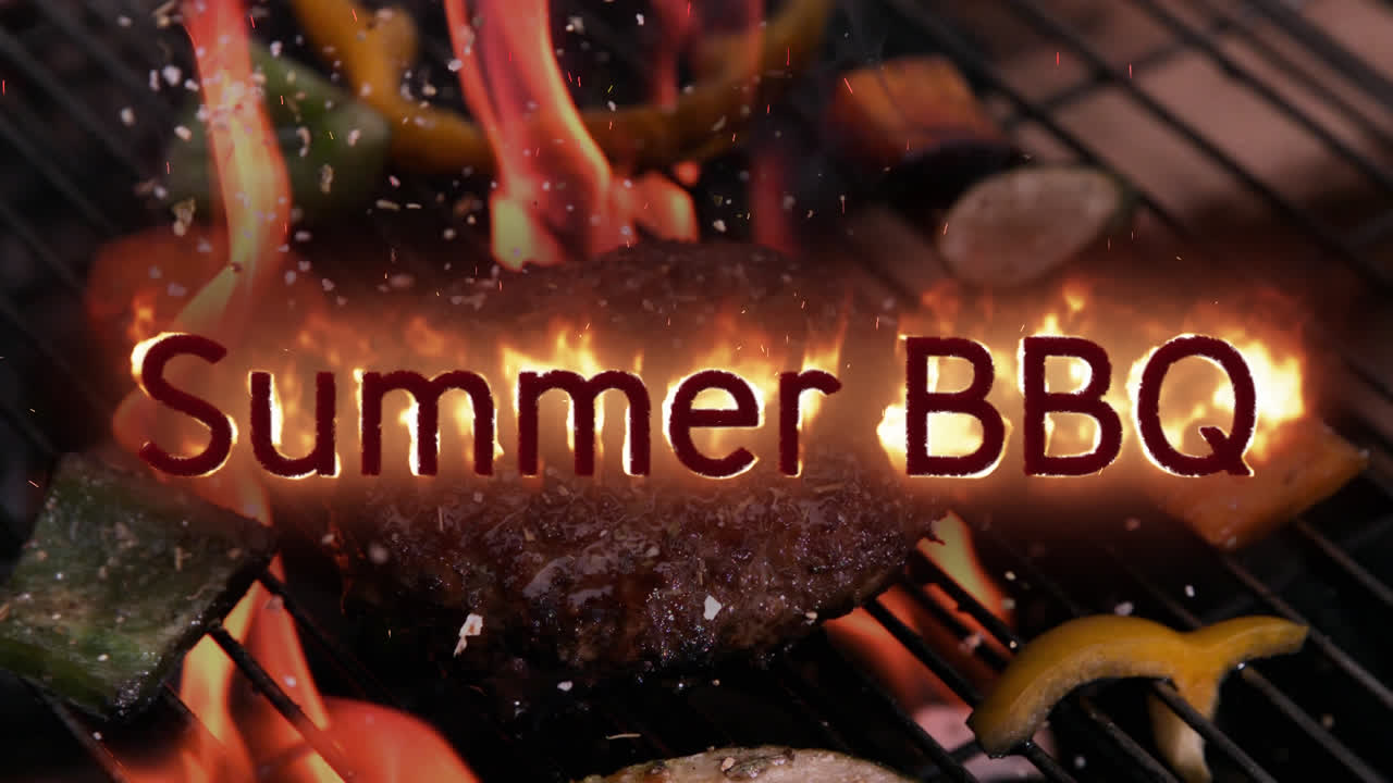 여름에 불타는 바비큐와 배경에  ⁇ 는 음식