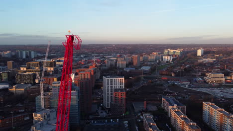grúa torre en el sitio de construcción en leeds, inglaterra, reino unido. - fotografía aérea