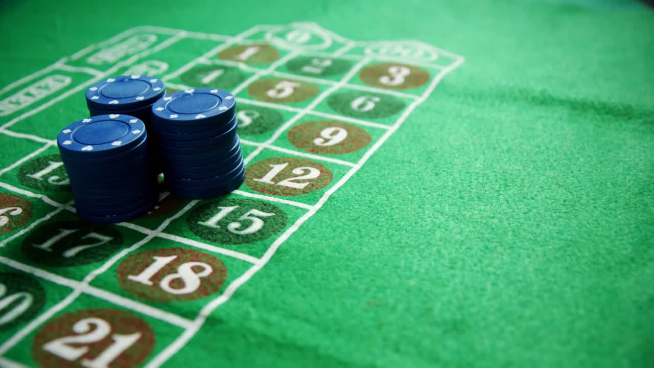 fichas de casino en la ruleta en la mesa de póquer 4k