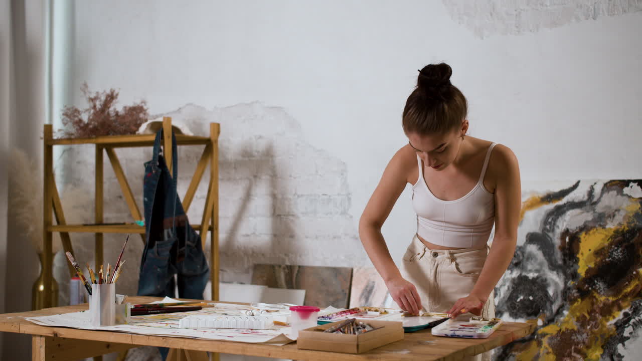 artista usando las pinturas de color