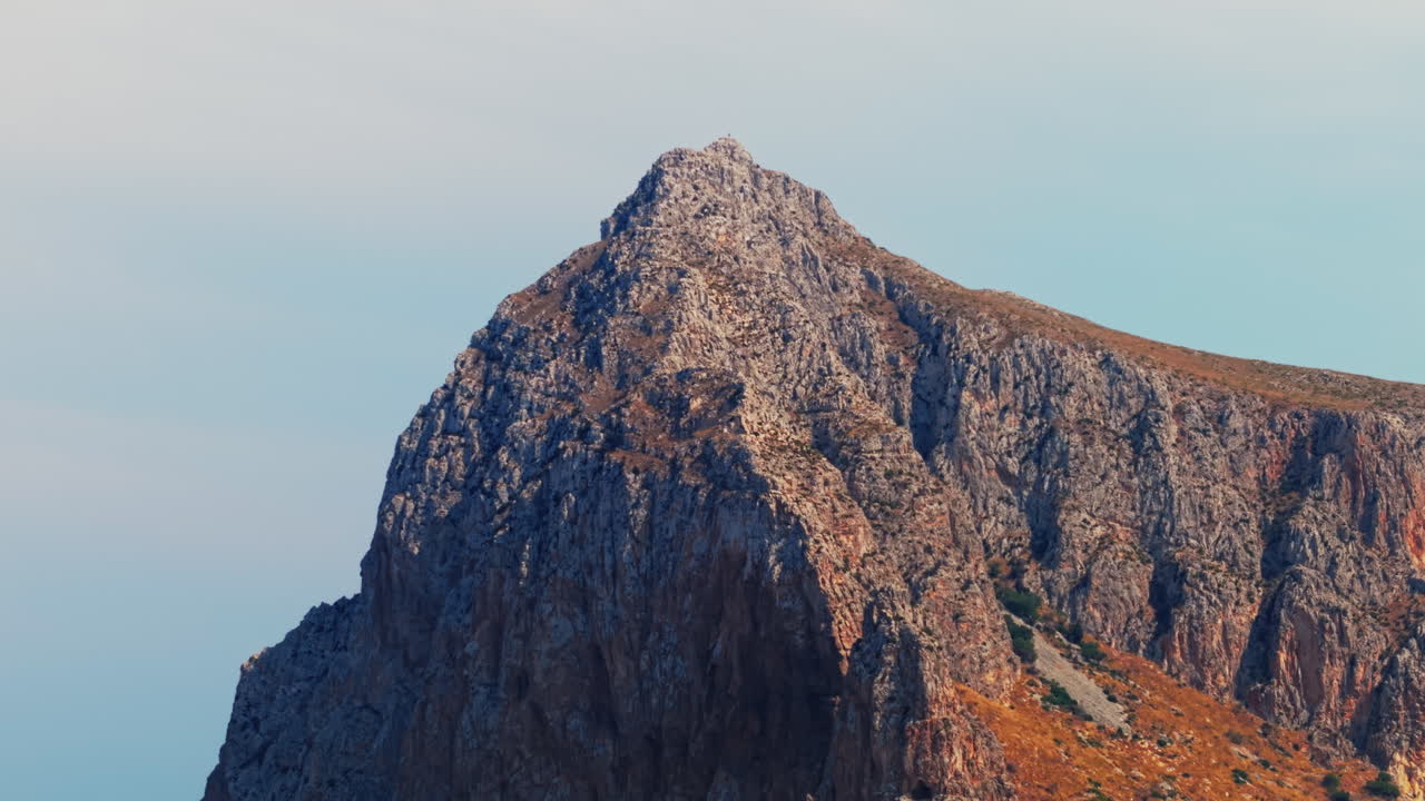 Maestosa cima montuosa siciliana in una giornata limpida, serena e suggestiva