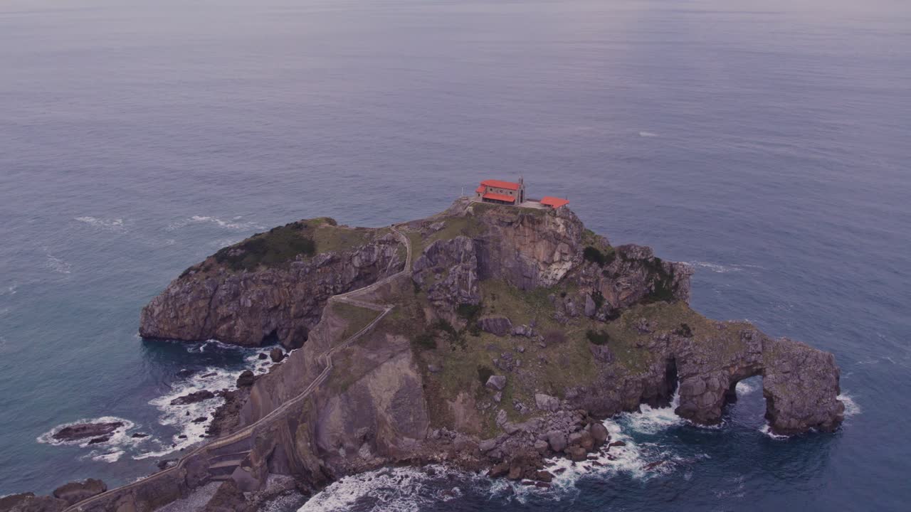 Vista aerea di Gaztelugatxe con isola, chiesa, San Juan, che mostra un drammatico paesaggio costiero in Spagna
