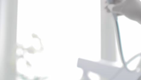 치과 진료실에서 치과 의사가 사용하는 치과 장비