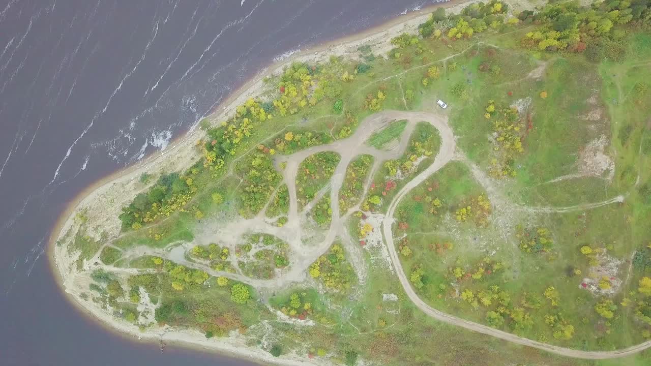 воздушный вид на поворот реки с осенней лиственницей