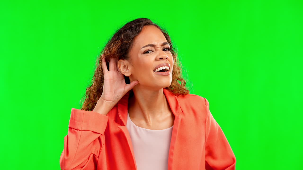 escuchar, chismes y mujer escuchando cuidadosamente