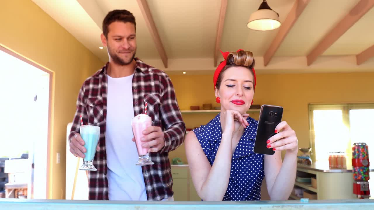 parejas tomando batido de leche 4k