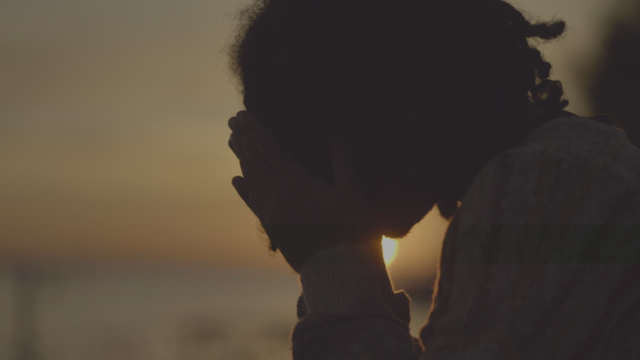 silueta de una persona al atardecer