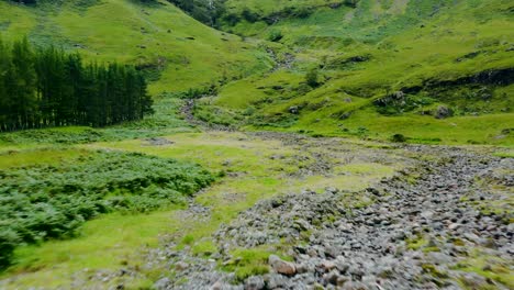 Toma-Aérea-De-Drone-De-Arroyo-Cuesta-Abajo-En-Glen-Coe,-Escocia