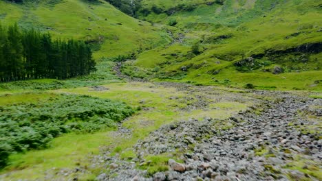 toma aérea de drones de corriente cuesta abajo en glen coe, escocia
