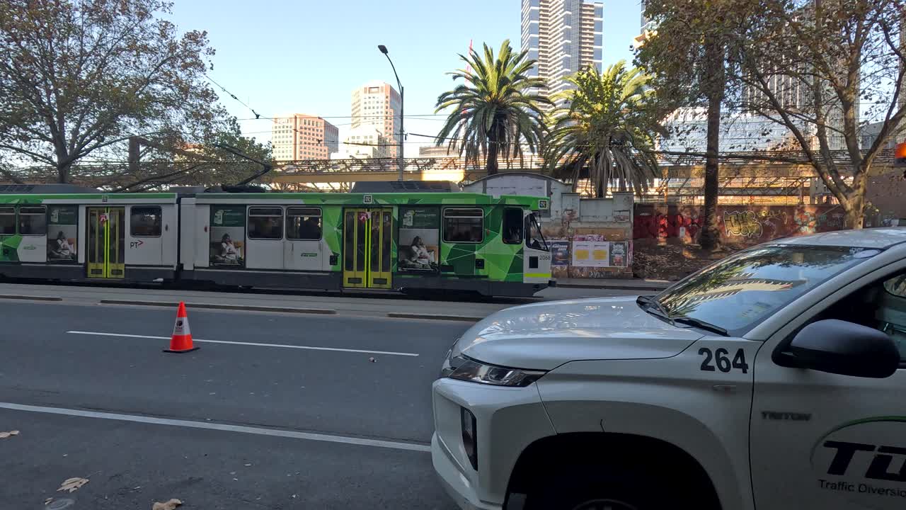 트램 역 근처의 건설 및 교통 조정