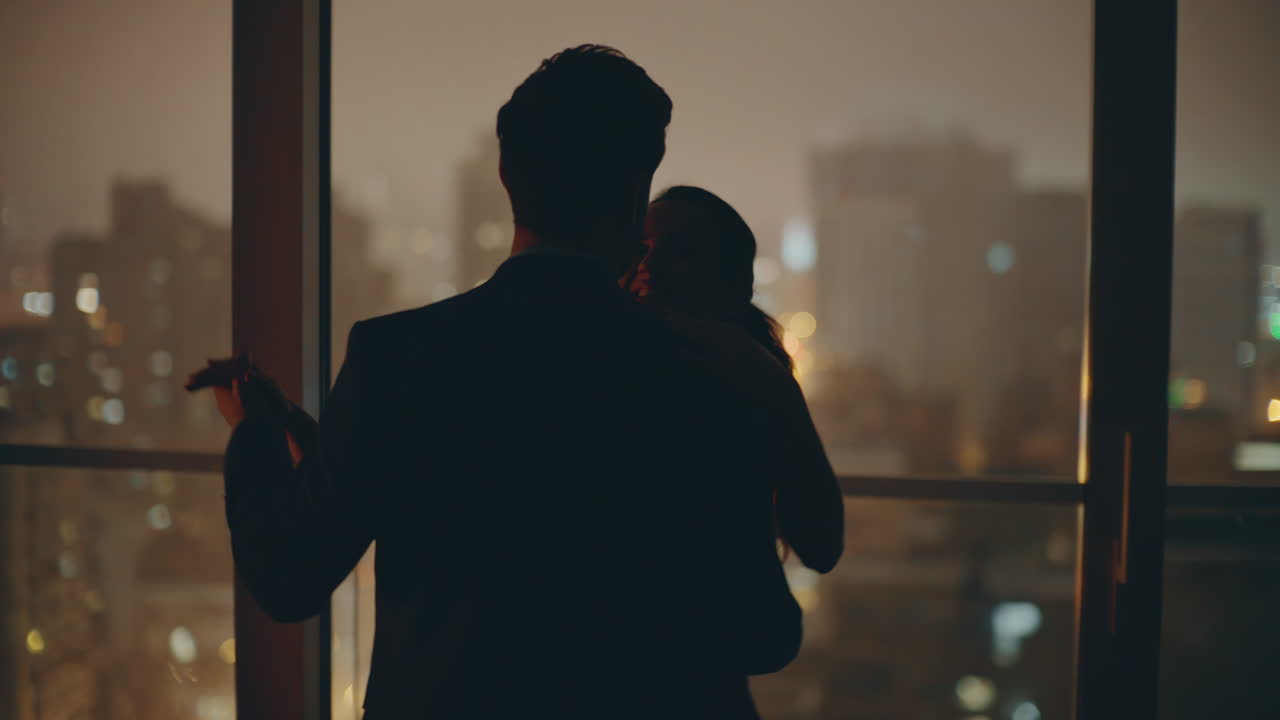 실루 커플 댄스 데이트 저녁 도시 풍경 부 클로즈업 배우자 춤