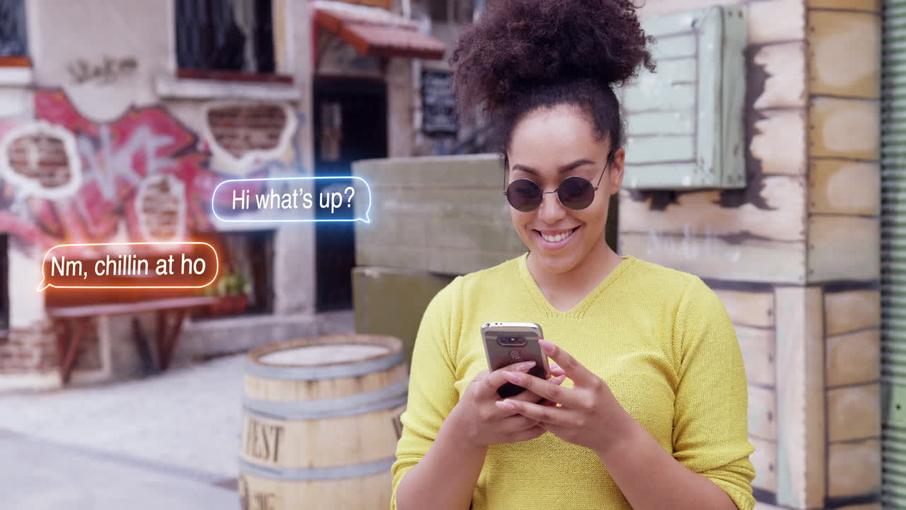 mujer enviando mensajes de texto por teléfono en un entorno urbano