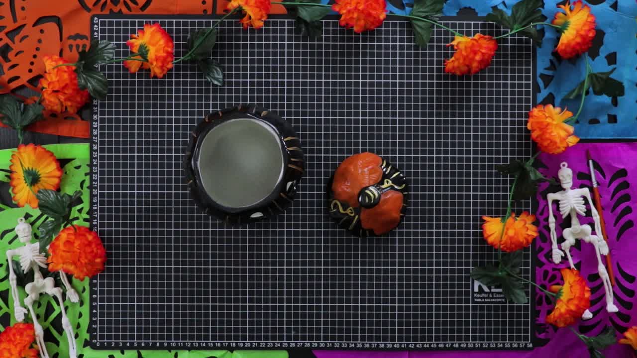 poniendo los toques finales en las decoraciones de halloween, completando la tarea