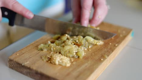 cortando berenjenas fritas - de cerca