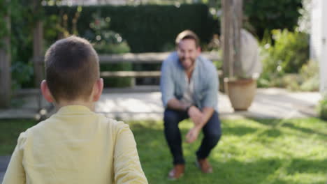 Un-Hombre-Que-Pasa-Tiempo-Al-Aire-Libre-Con-Su-Hijo