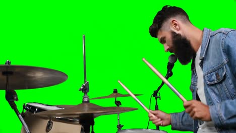 batería masculino tocando el tambor